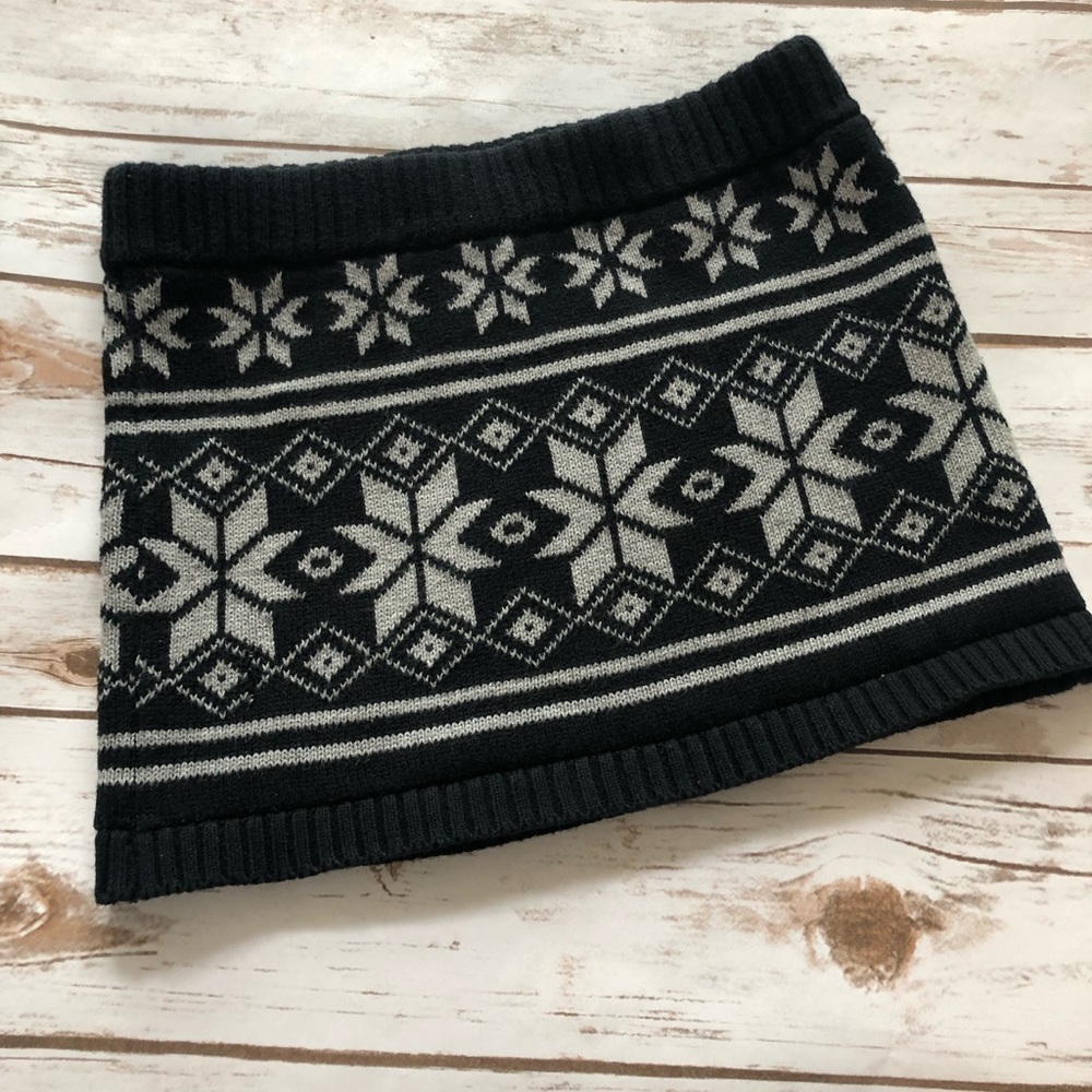 Knit mini skirt for girls.